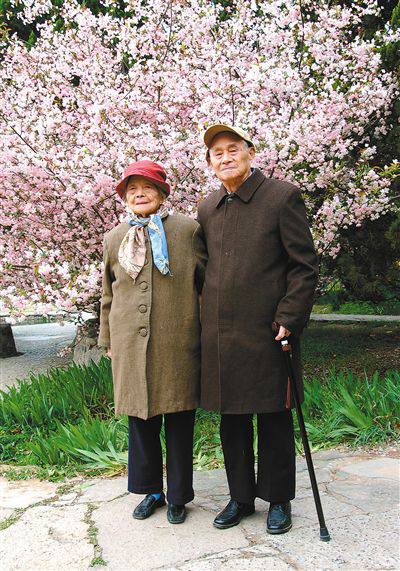 陈学俊、袁旦庆夫妇在西安交大图书馆旁合影（资料图片）