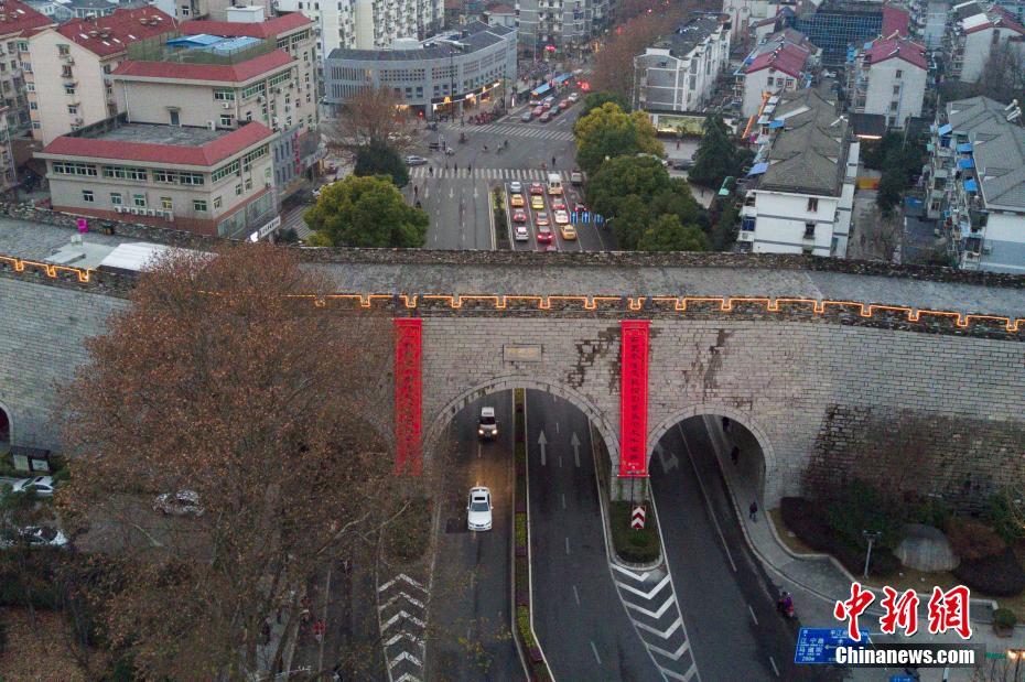 南京明城墙十二城门挂巨幅春联 喜气洋洋迎春节