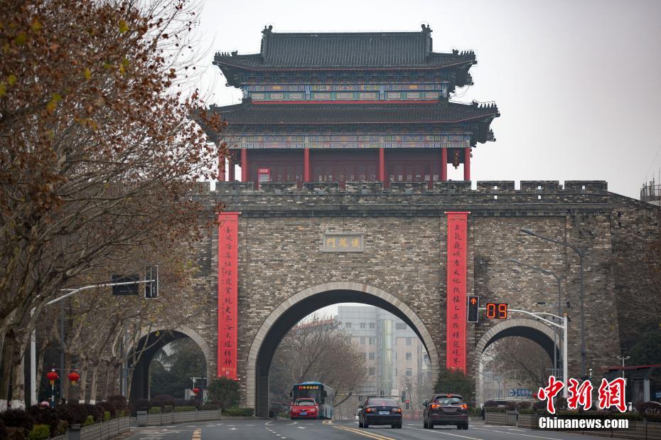 南京明城墙十二城门挂巨幅春联 喜气洋洋迎春节