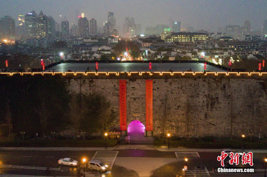 南京明城墙十二城门挂巨幅春联 喜气洋洋迎春节