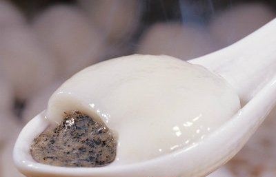 元宵在制作上要比汤圆要繁琐得多