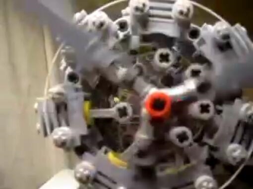 牛！乐高积木拼出28缸引擎：完美运行