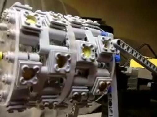 牛！乐高积木拼出28缸引擎：完美运行