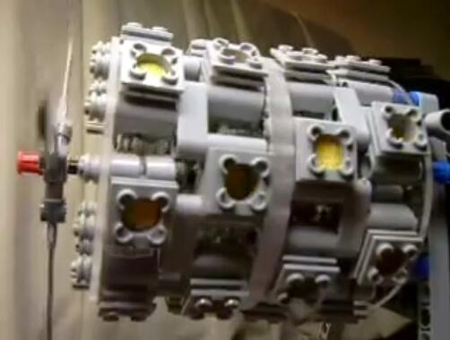牛！乐高积木拼出28缸引擎：完美运行