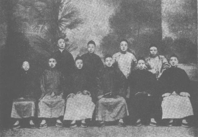 图9 - 辅仁文社合影，前排右一为谢缵泰（图片来源：参考文献[3]）