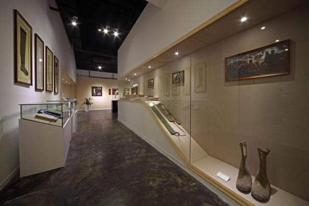 军人馆展出了红军过草地时穿过的靴子，当时条件异常的艰苦，所以这种靴子在当时也是一种奢侈品
