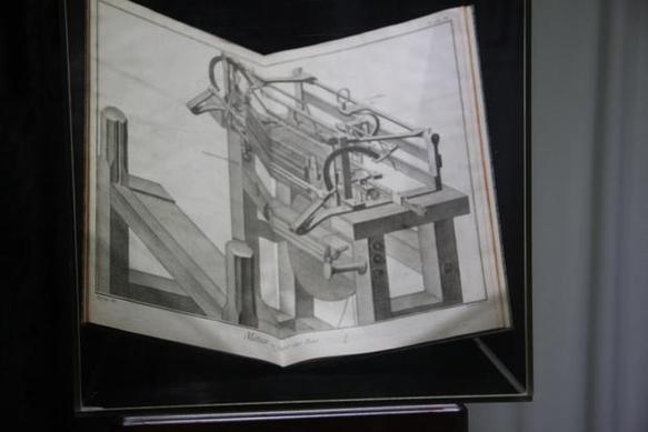 世界上第一代袜机构造图。此图所描述的技术被英国女王伊丽莎白一世列为国家机密，它的发明使袜子的制造速度比手缝快6倍