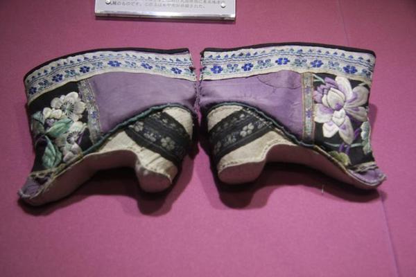 清末民初金莲弓鞋，绣有荷花图案，寓意和和美美，小巧精致