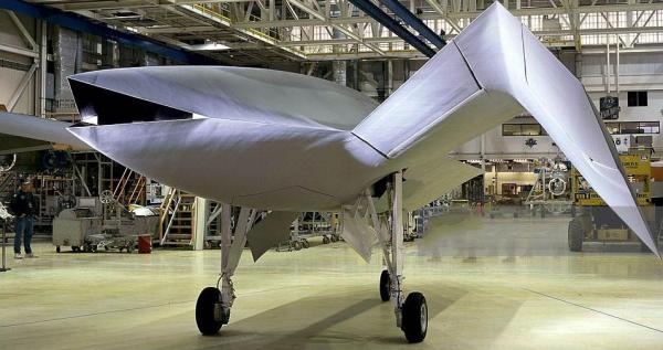 从这个角度看,波音当年的"掠食鸟"隐身技术验证机与新机也有几分相似