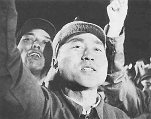“东方红一号”卫星发射成功后,戚发轫和同事们一起欢呼(来源:励志网) “东方红一号”卫星发射成功后,戚发轫和同事们一起欢呼(来源:励志网)