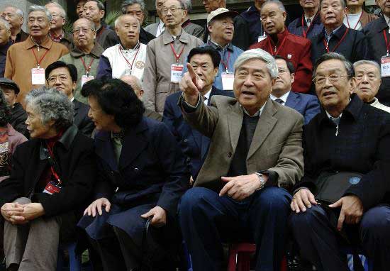2007年,北京航空航天大学55周年华诞,戚发轫回到母校。(来源:励志网) 2007年,北京航空航天大学55周年华诞,戚发轫回到母校。(来源:励志网)