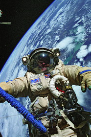 航天员在太空如何“行走”？
