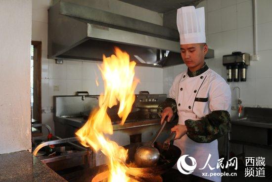 炊事员正在炒菜(余文彬/人民网)