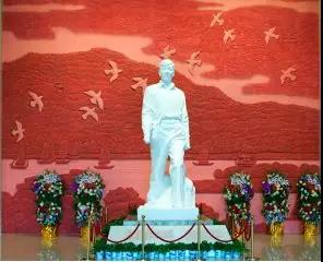 《学习雷锋好榜样》陈展序厅雷锋雕像-responsive 《学习雷锋好榜样》陈展序厅雷锋雕像